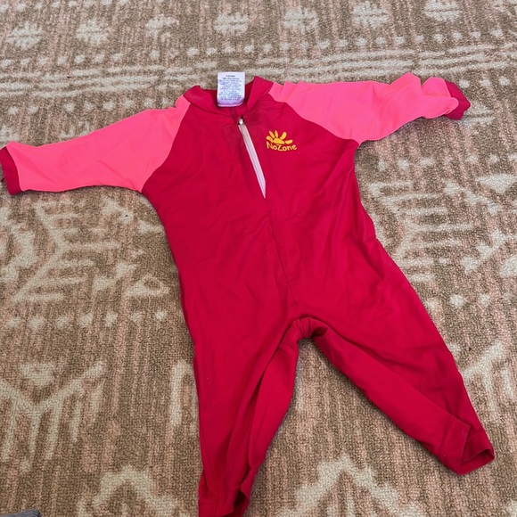 No zone rashguard Sun protective swim suit - Picture 2 of 6